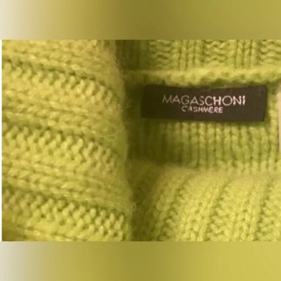 Magaschoni large cashmere lime green sweater. - Picture 5 of 5